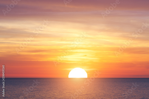 Fototapeta Naklejka Na Ścianę i Meble -  Big sun and sea sunset