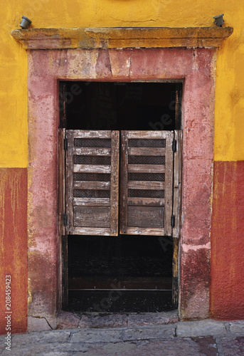 Foto Front entrance of an old mexican cantina, bar pub in San Miguel de Allende Mexico