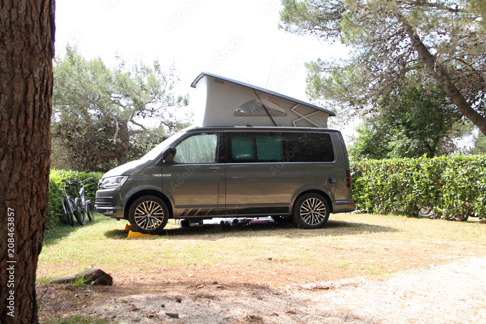 Fototapeta premium Camper mit Hubdach