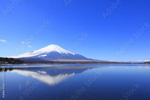 富士山と南アルプス連峰、山梨県山中湖にて