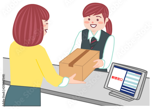 郵便窓口で荷物を受け取る郵便局員