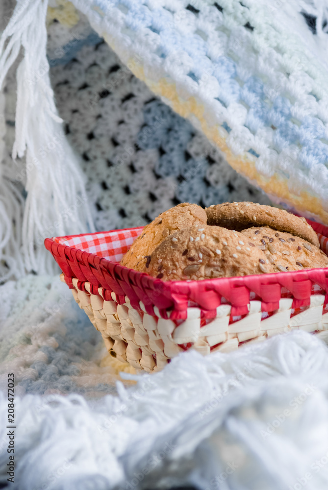 Obraz premium Cookies with sesame and sunflower seeds on plaid. Healthy eating