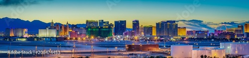 Fototapeta Linia horyzontu widok przy zmierzchem sławny Las Vegas Strip lokalizować w światowej klasy hotelach i kasynach, NV