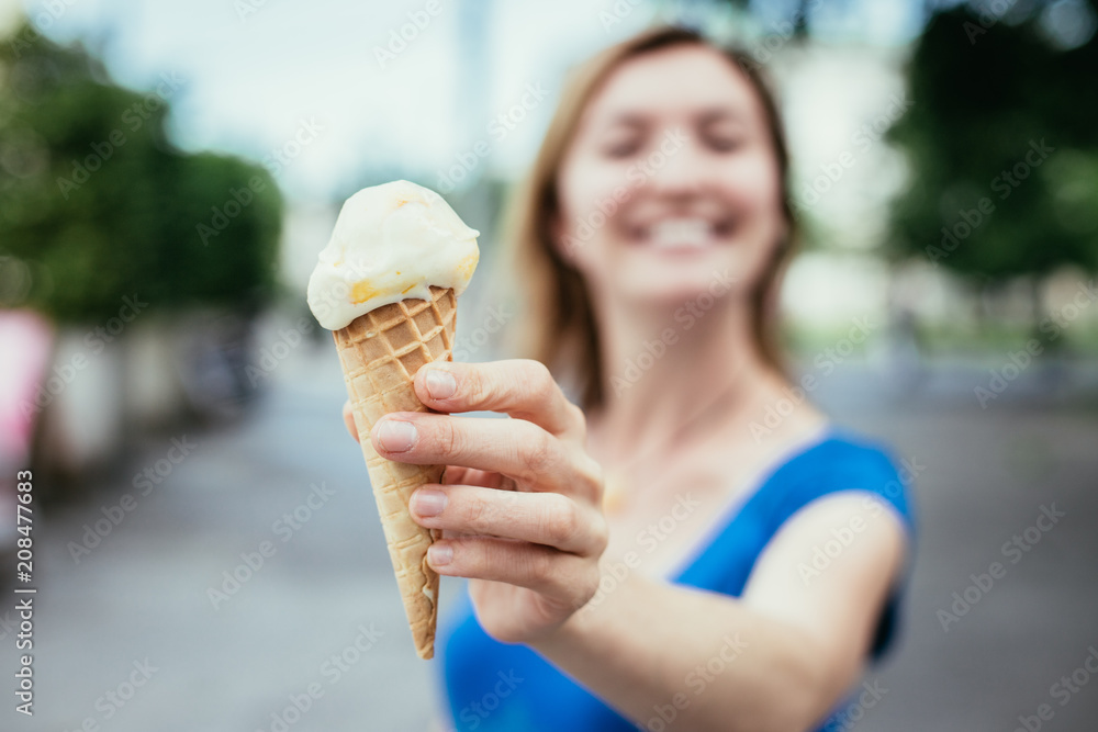 Glückliches junges Mädchen isst ein Eis, Sommer Glückliches junges Mädchen isst ein Eis, Sommer