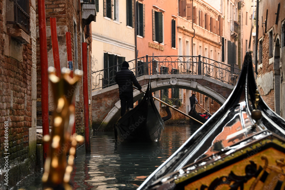 Fahrt mit Gondel durch die Kanaele durch Venedig