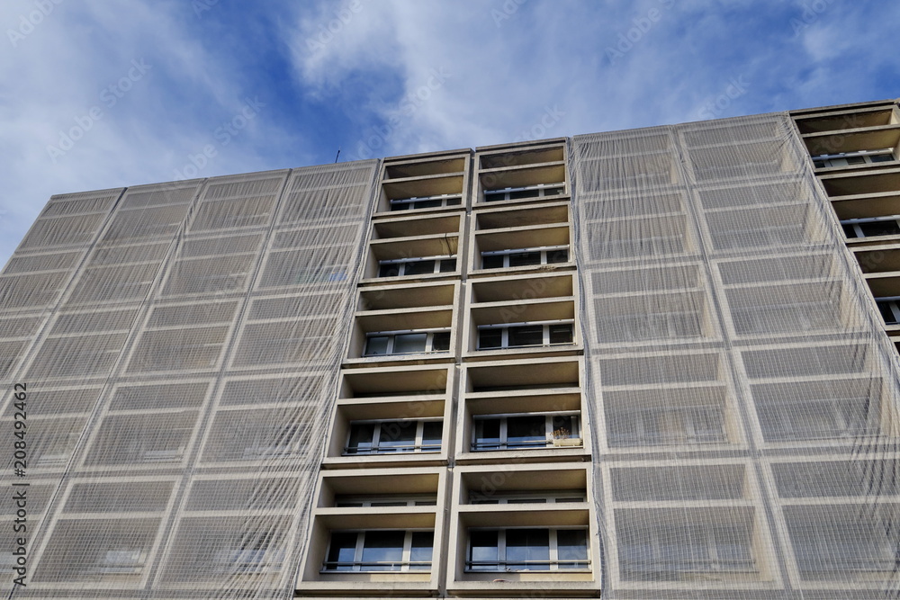 Immeuble recouvert de tissu anti-chute de façade Immeuble recouvert de tissu anti-chute de façade