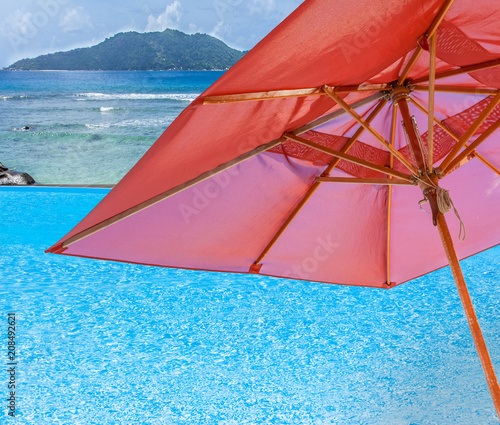  parasol sur piscine aux Seychelles 