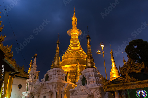 Shwedagon Pagoda, Yangon © Walter_D