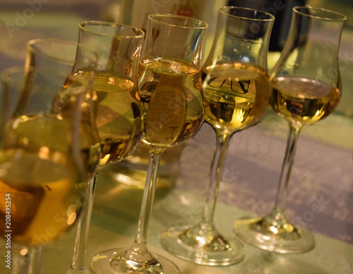 Gefüllte Grappagläser auf dem Tisch