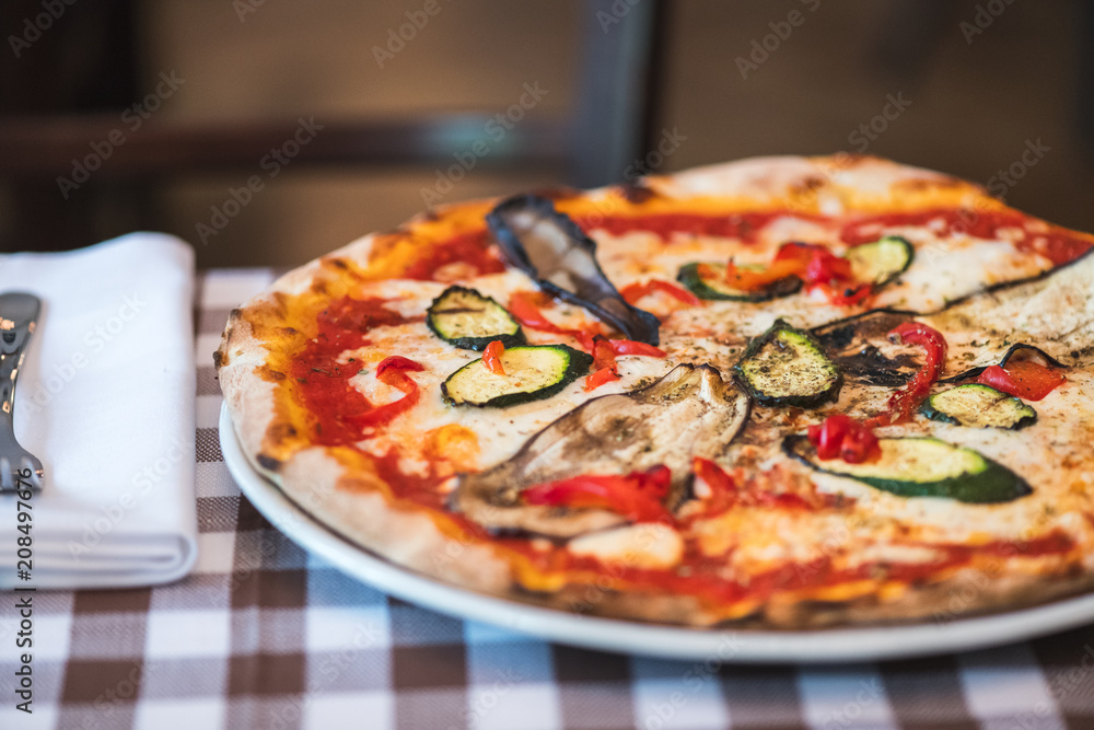 Italienische vegetarische Pizza mit frischem Gemüsen. Aubergine, Zucchini, Paprika und Tomaten aus dem Pizzaofen Italienische vegetarische Pizza mit frischem Gemüsen. Aubergine, Zucchini, Paprika und Tomaten aus dem Pizzaofen