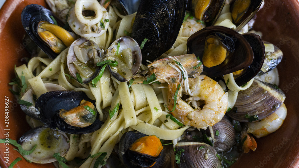 Fototapeta premium spaghetti with seafood, mussels, prawns