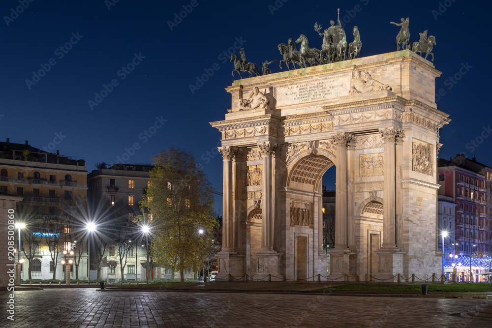 Obraz premium A view of the Arco della Pace monument in Milan during an evening