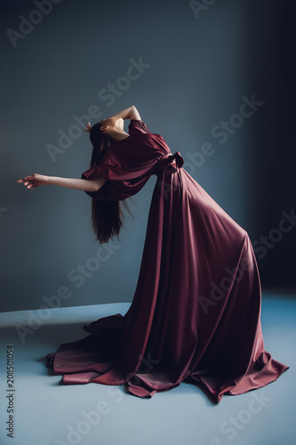Fotografia Young elegant girl in burgundy dress