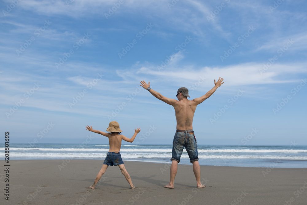 海で遊ぶ親子