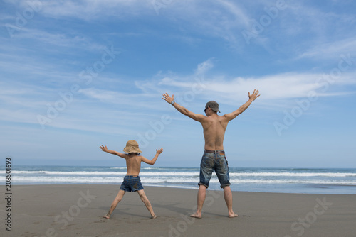 海で遊ぶ親子