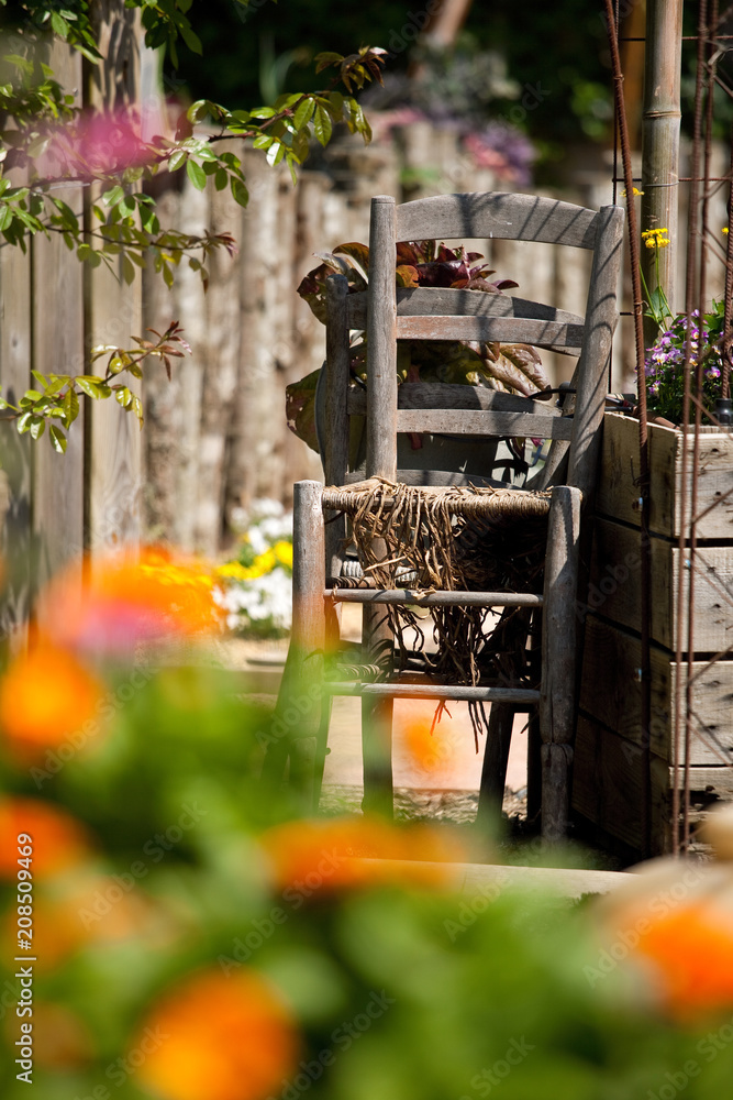 Chaise dans un jardin potager ancien