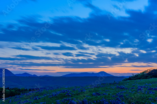 平尾台の夕暮れ（福岡県北九州市） © doraneko777