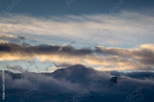 Montagne dans les nuages