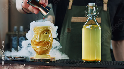 Foto bartender prepares tiki cocktail