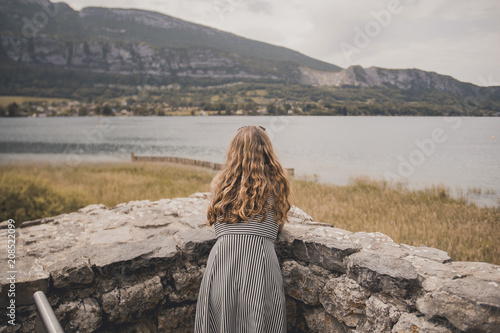 Contemplation jeune femme réserve naturelle du bout du lac d'Annecy