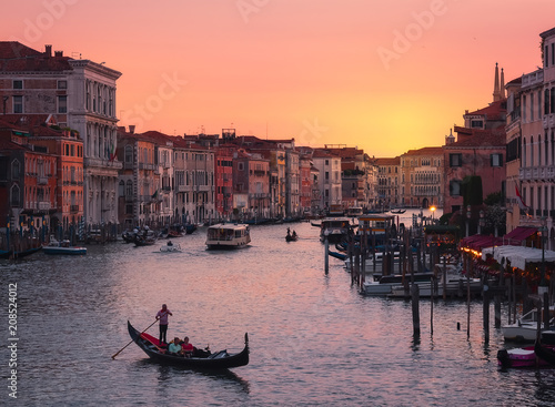 Hermoso Atardecer en la ciudad historica patrimonio de la humanidad de Venecia, Italia desde el puente de Rialto,donde ver la arquitectura antigua, el gran canal y gondoleros paseando a turistas