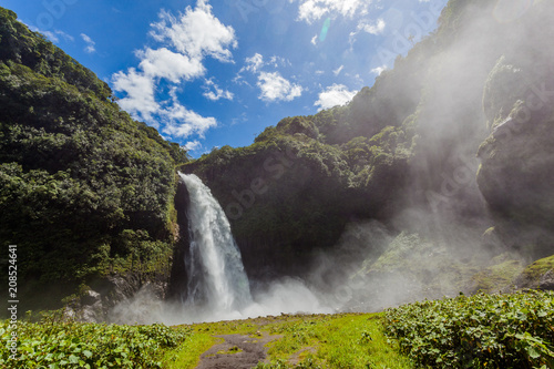 Foto Cascada Río Malo, powerful and huge waterfall of white water in El Chaco, Napo p