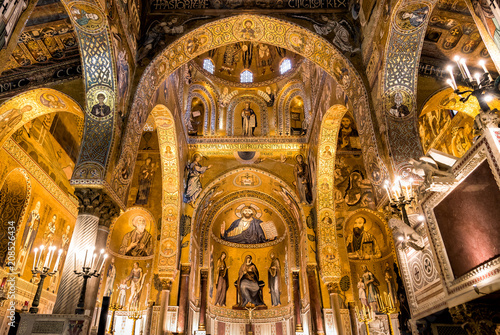 Fotografie, Obraz Saracen arches and Byzantine mosaics within Palatine Chapel of the Royal Palace