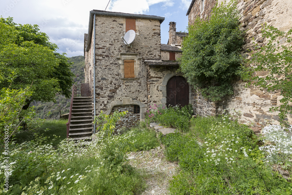 Haus im malerischen Bergdorf Tines in den Cevennen, Frankreich