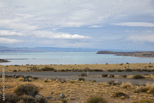 Eaux calmes du lago Argentino en Patagonie  Argentine