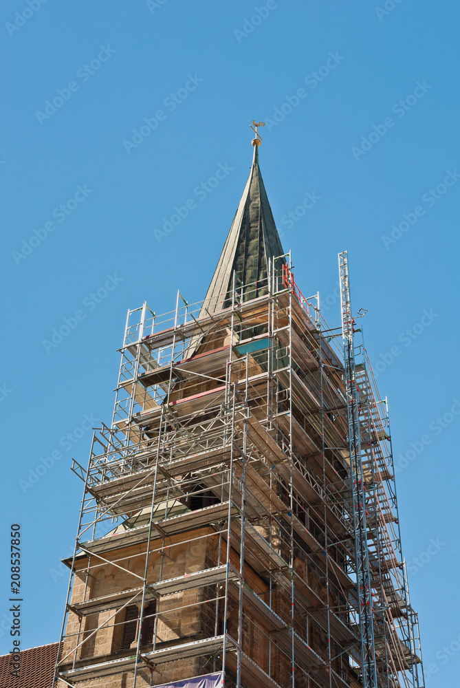 Ein Kirchturm ist mit einem Baugerüst eingerüstet Ein Kirchturm ist mit einem Baugerüst eingerüstet