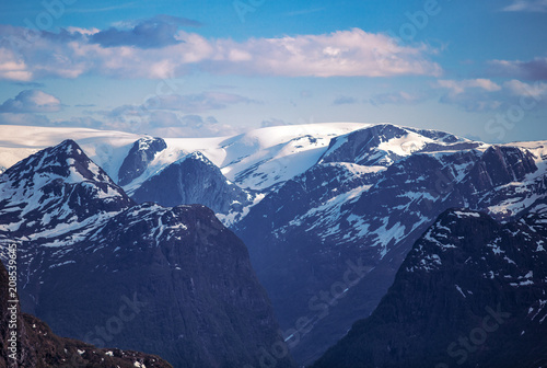 Glacier mountain © HvardWalle
