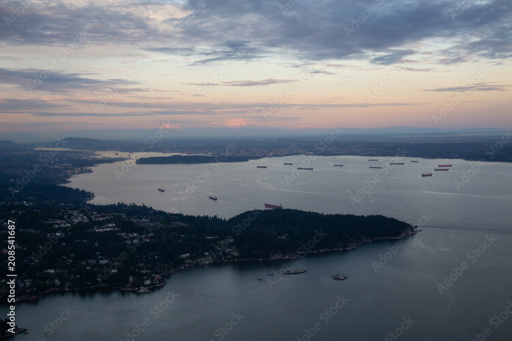Obraz premium Aerial view of the Horseshoe Bay during a vibrant sunset. Taken in Vancouver, British Columbia, Canada.