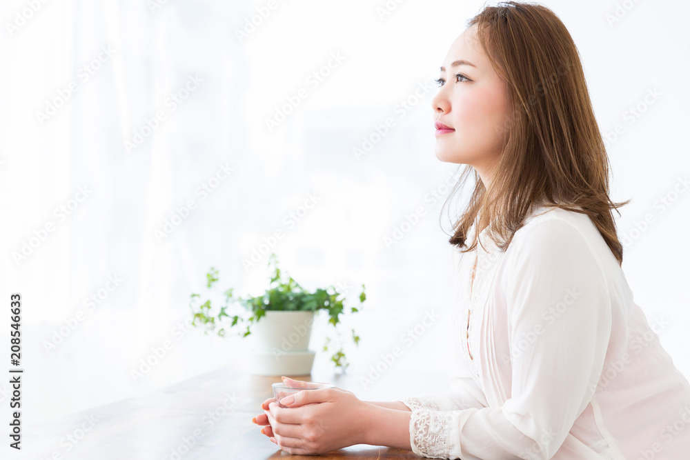 水を飲む女性 水を飲む女性