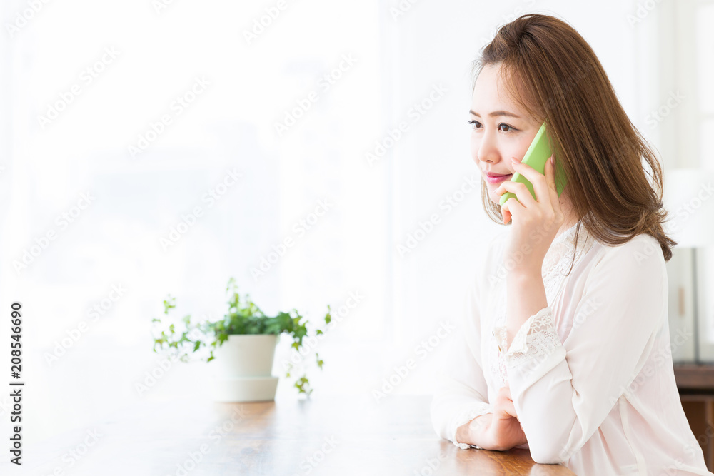 電話をする女性 電話をする女性