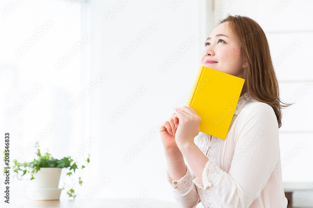 本を読む女性