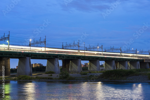 二子玉川鉄橋を通過する電車の光