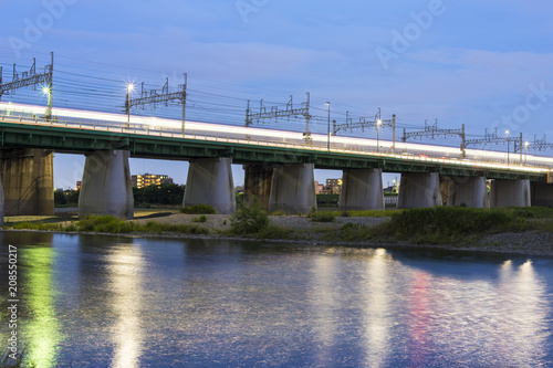 二子玉川鉄橋を通過する電車の光 © EISAKU SHIRAYAMA