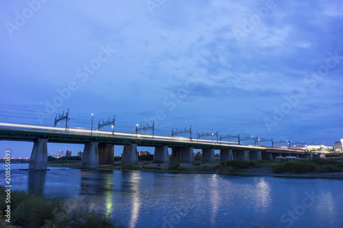 二子玉川鉄橋を通過する電車の光