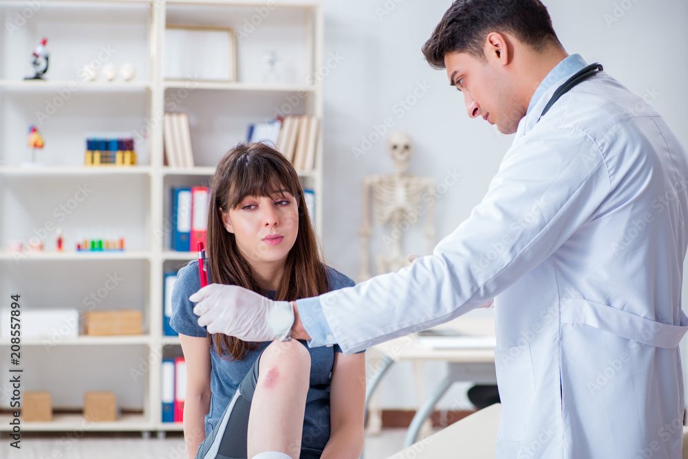 Obraz premium Patient visiting doctor after sustaining sports injury