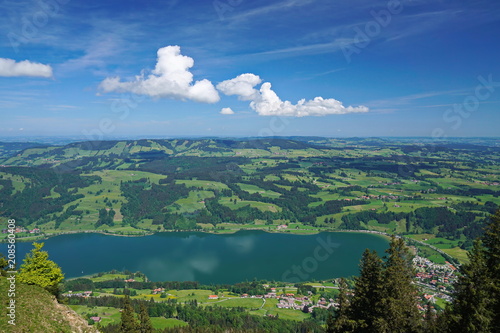 See in idyllischer Landschaft  Bayern  S  ddeutschland