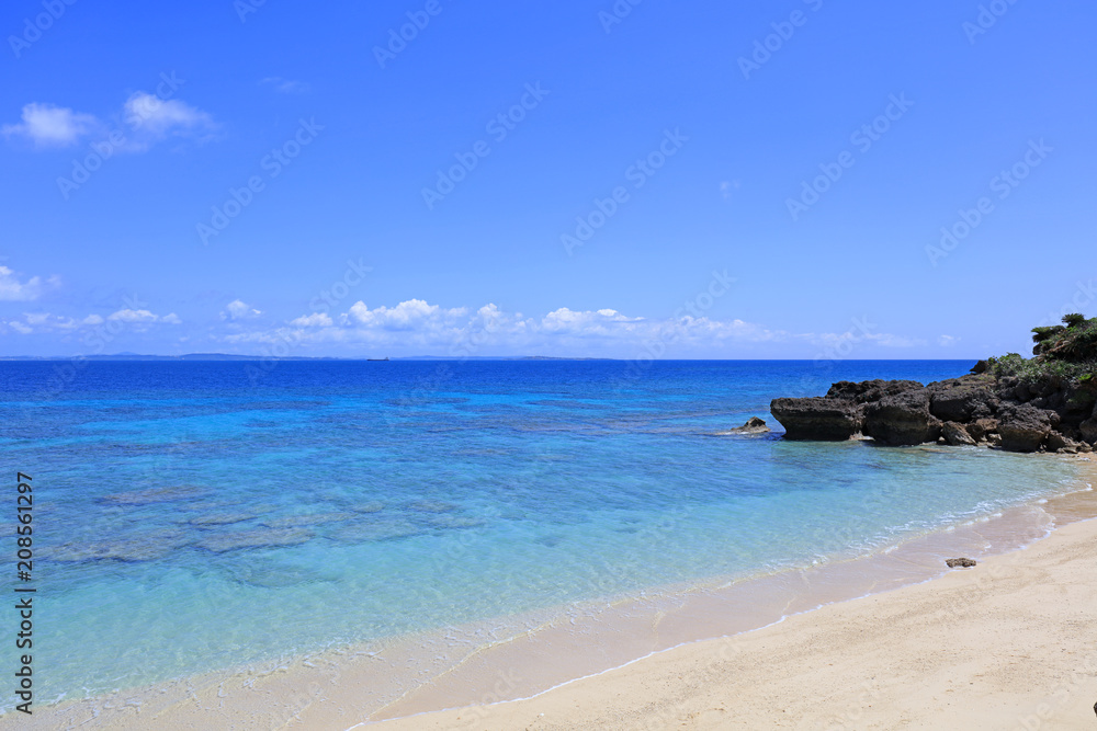 美しい沖縄のビーチと夏空