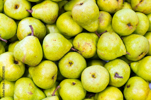 Foto Green pear juicy fresh fruit natural background