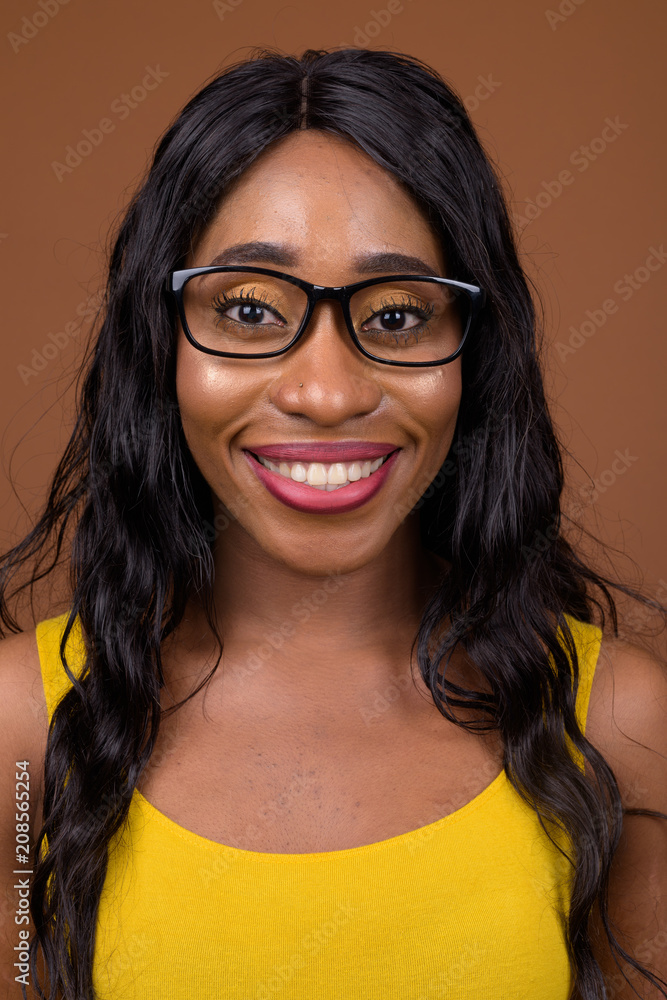 Obraz premium Portrait Of Beautiful Young African Woman