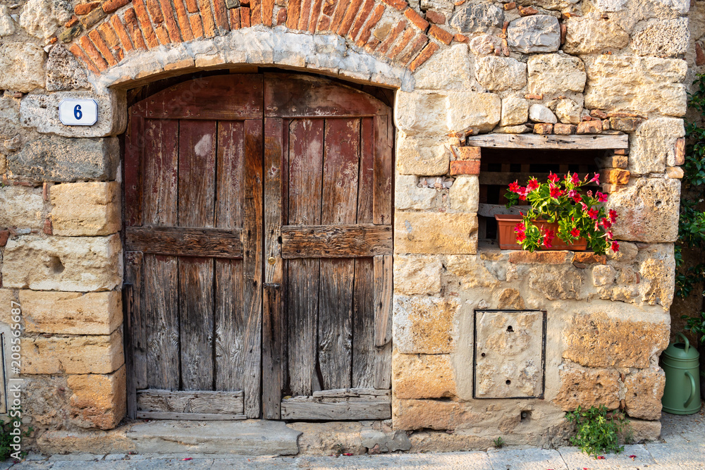 Door in Monteriggioni