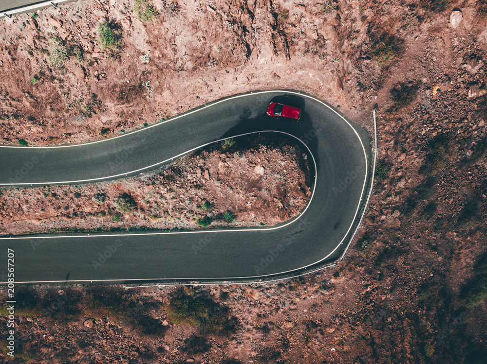 Kurven Strasse von Oben Serpentine winding Road über den wolken im ...