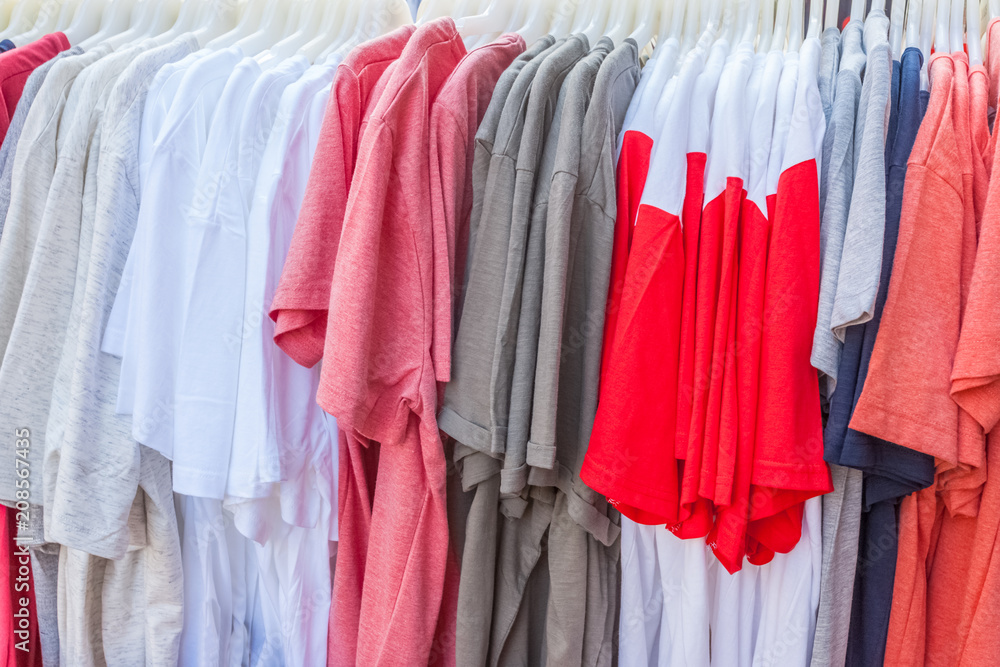 tee-shirts sur cintres tee-shirts sur cintres