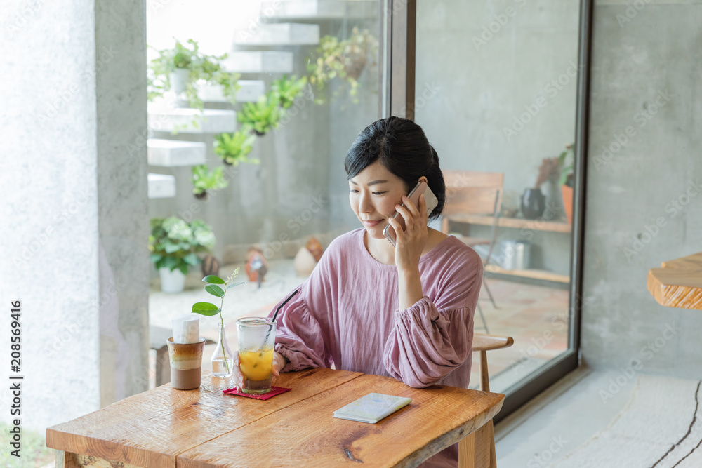 カフェで過ごす女性 カフェで過ごす女性