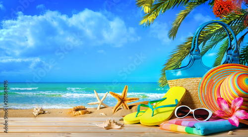 Słomiany kapelusz i okulary przeciwsłoneczni na plaży