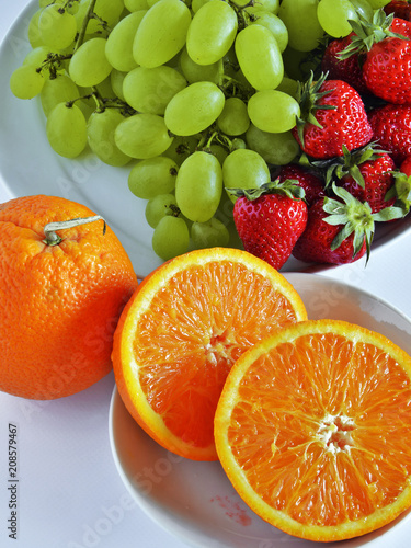 Fototapeta Naklejka Na Ścianę i Meble -  frutta fresca pronta da mangiare, arancia, fragola, ciliegia, uva