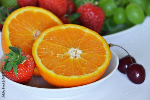 frutta fresca pronta da mangiare  arancia  fragola  ciliegia  uva